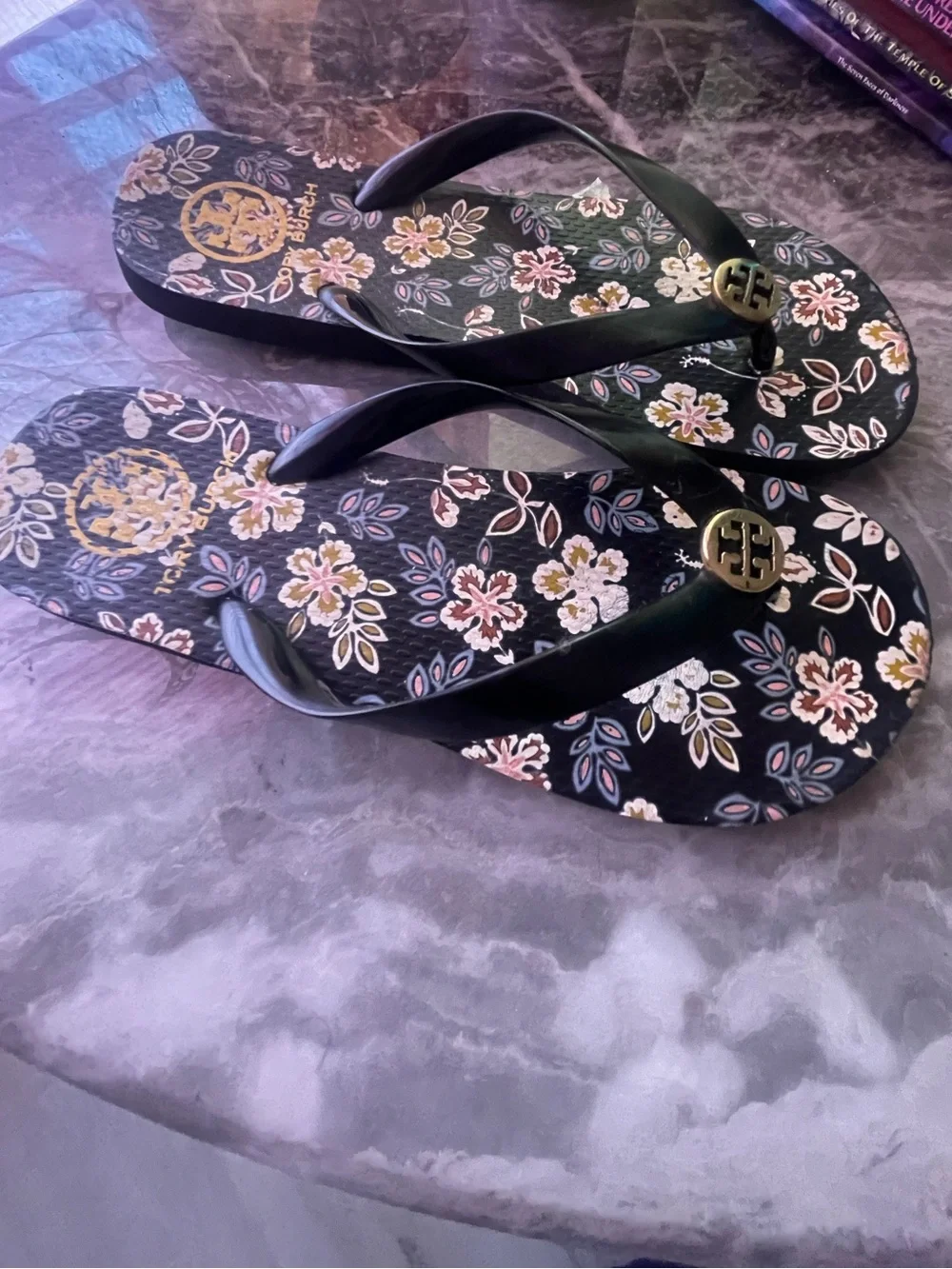 Black & Multicolor Floral Bed Tory Burch Flip Flops Gold Accent Size 8.5